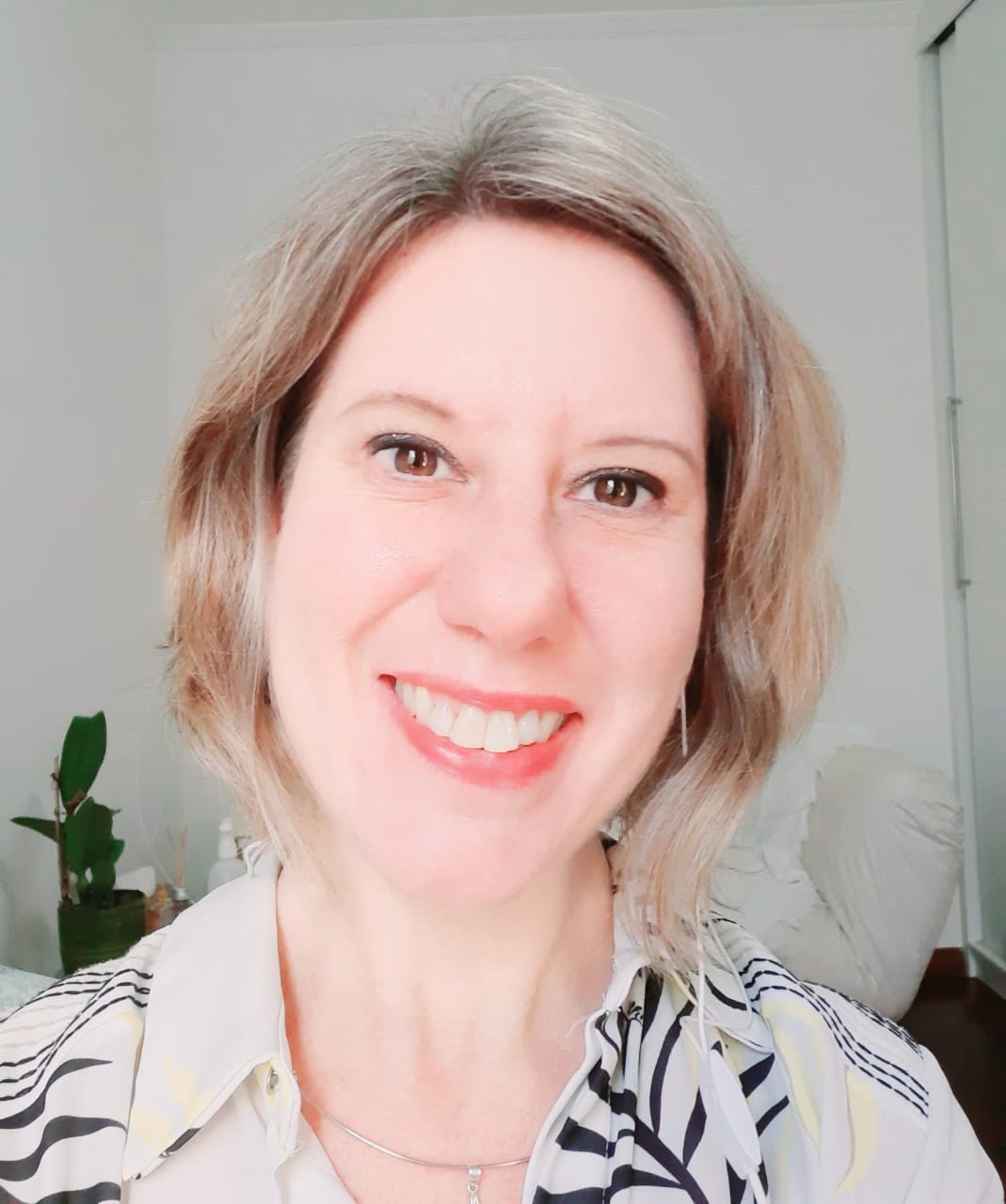 Márcia Miari, psicóloga, sorrindo de forma acolhedora